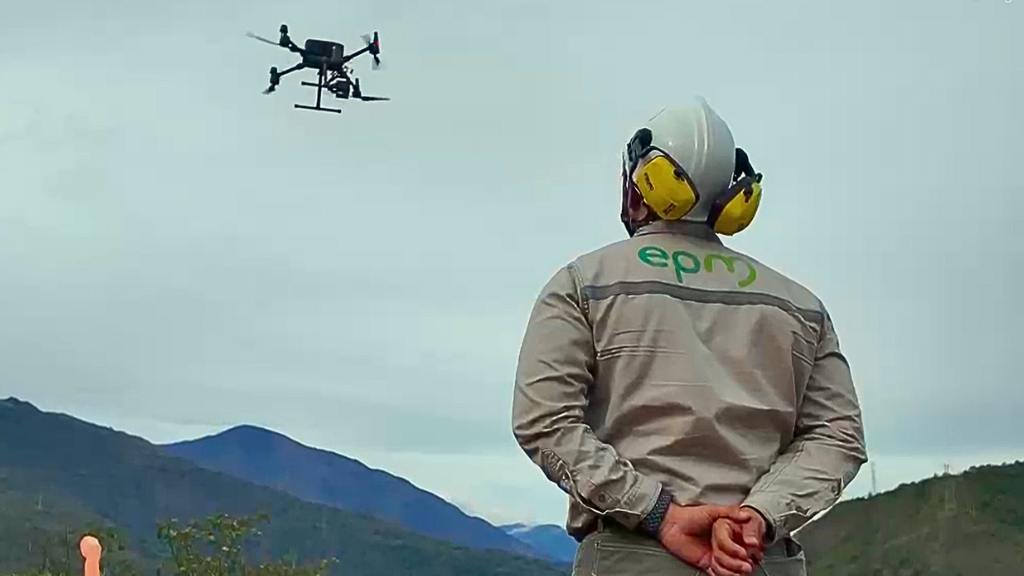 Piloto de EPM observa el vuelo de un dron tras la certificación otorgada por la Aerocivil