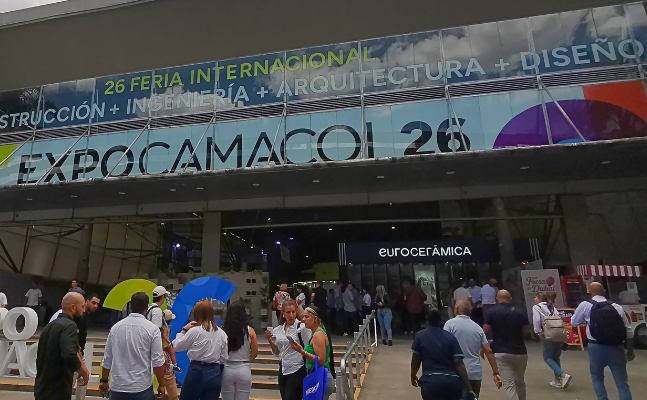 Asistentes ingresan a Expocamacol 2026 en Plaza Mayor Medellín durante la feria internacional de la construcción.
