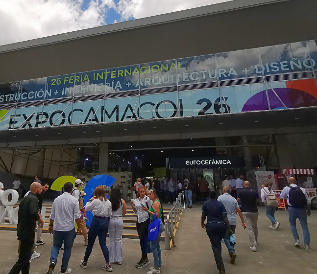Asistentes ingresan a Expocamacol 2026 en Plaza Mayor Medellín durante la feria internacional de la construcción.