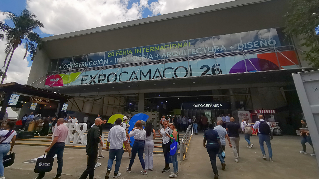 Asistentes ingresan a Expocamacol 2026 en Plaza Mayor Medellín durante la feria internacional de la construcción.