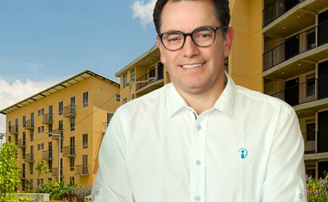 Federico Estrada, gerente de La Lonja, frente al proyecto Jazmines 2 de Comfama en Apartadó.