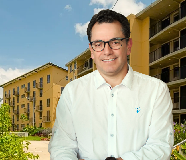 Federico Estrada, gerente de La Lonja, frente al proyecto Jazmines 2 de Comfama en Apartadó.