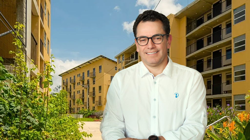 Federico Estrada, gerente de La Lonja, frente al proyecto Jazmines 2 de Comfama en Apartadó.