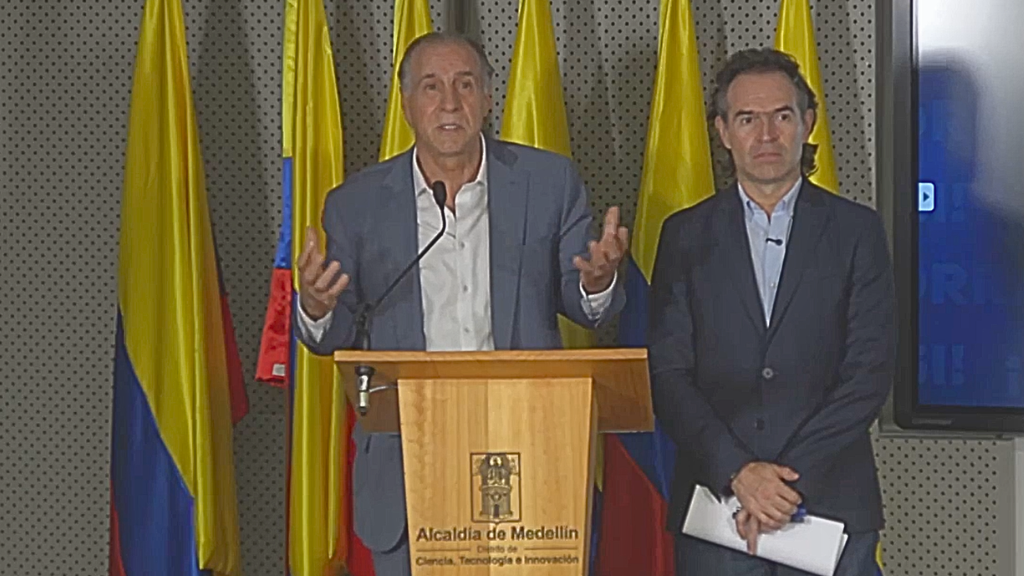John Maya, gerente general de EPM, habla junto al alcalde Federico Gutiérrez durante el anuncio sobre los cortes de agua