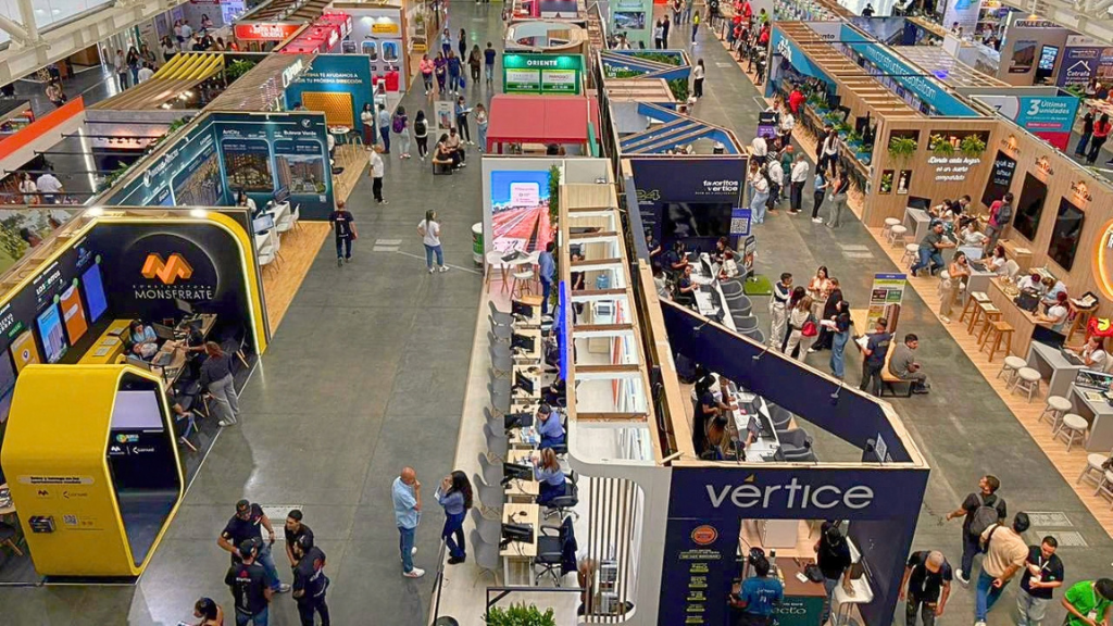 Visitantes recorren los stands de la Feria de la Vivienda 2025 en Plaza Mayor Medellín.