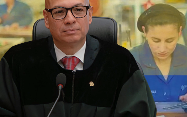 Iván Mauricio Lenis, presidente de la Corte Suprema, junto a mujeres trabajadoras en montaje sobre edad de pensión en Colombia