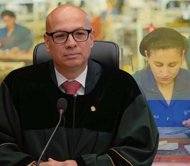 Iván Mauricio Lenis, presidente de la Corte Suprema, junto a mujeres trabajadoras en montaje sobre edad de pensión en Colombia
