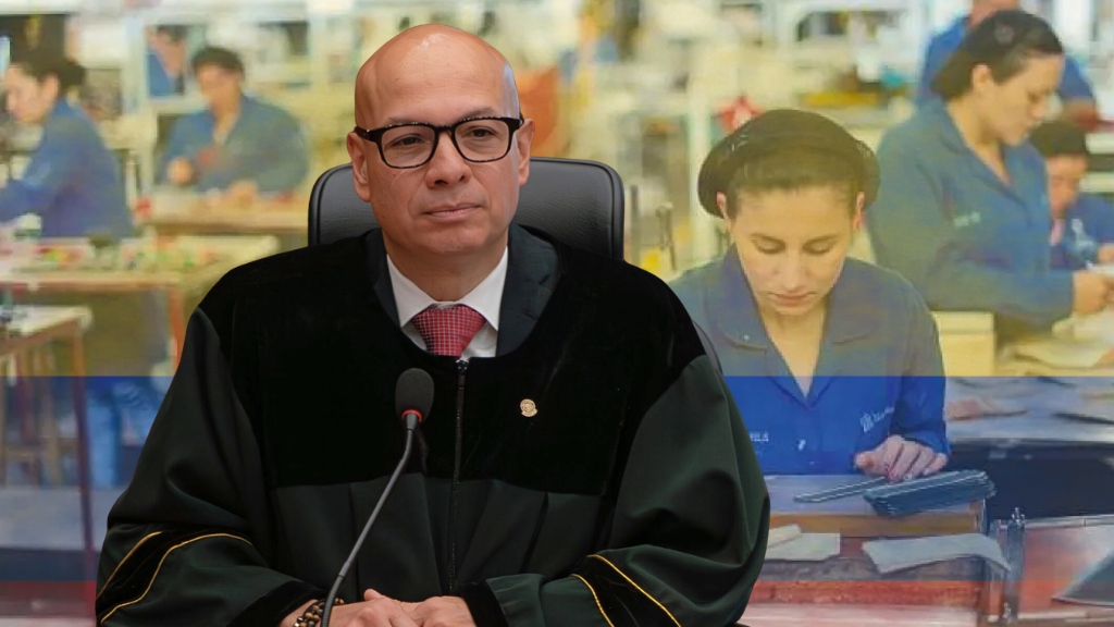 Iván Mauricio Lenis, presidente de la Corte Suprema, junto a mujeres trabajadoras en montaje sobre edad de pensión en Colombia