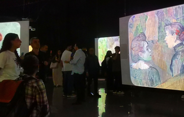 Visitantes recorren la exposición inmersiva Lienzos Vivos en el Centro Comercial Los Molinos de Medellín