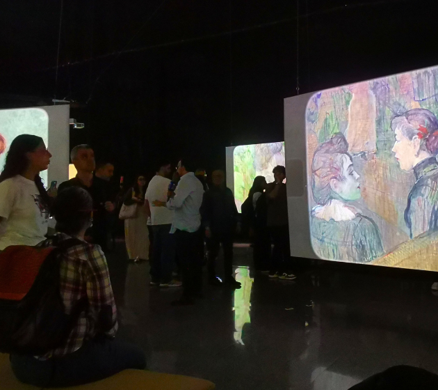 Visitantes recorren la exposición inmersiva Lienzos Vivos en el Centro Comercial Los Molinos de Medellín