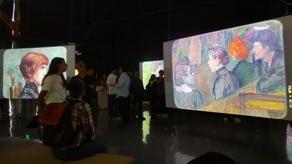 Visitantes recorren la exposición inmersiva Lienzos Vivos en el Centro Comercial Los Molinos de Medellín