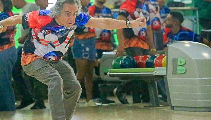 Periodistas participan en el Torneo de Bolos de Villada con los Medios en Medellín.