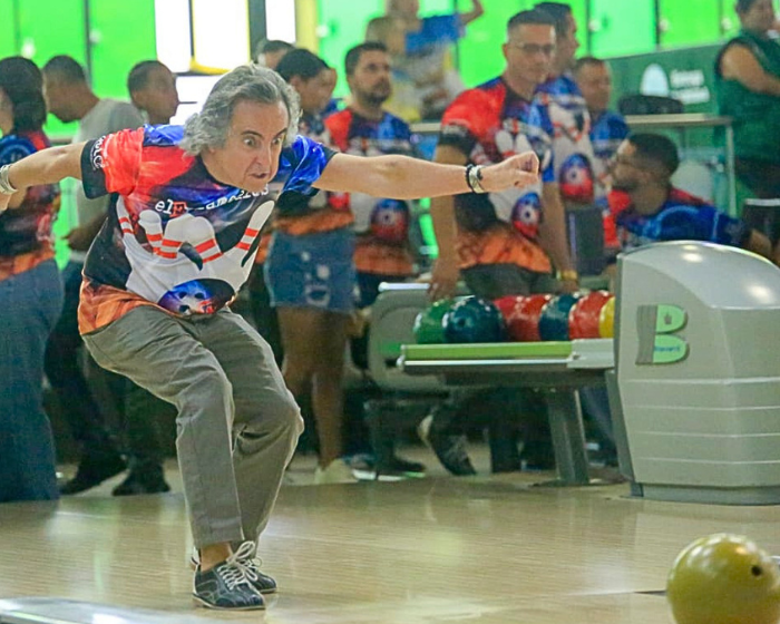 Periodistas participan en el Torneo de Bolos de Villada con los Medios en Medellín.