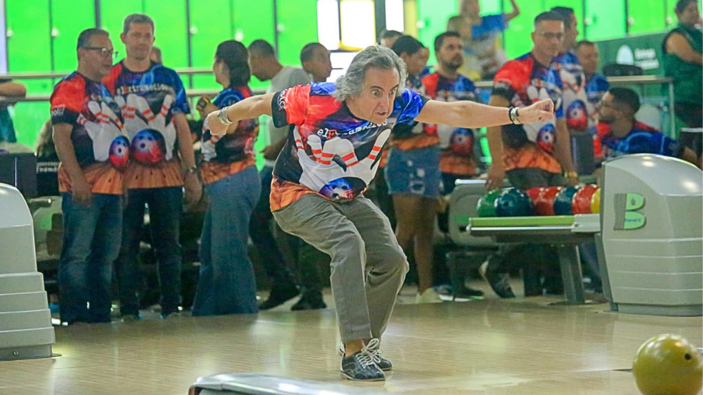 Periodistas participan en el Torneo de Bolos de Villada con los Medios en Medellín.