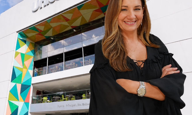 Tatiana Vallejo, nueva gerente de Unicentro Medellín, frente a la fachada del centro comercial.