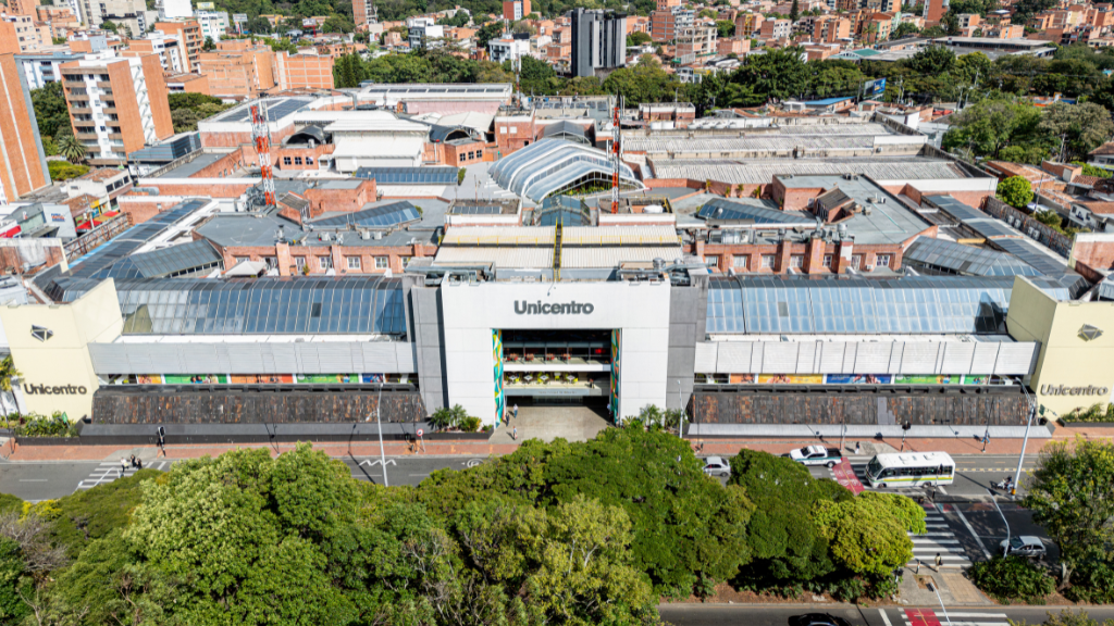 Vista aérea del Centro Comercial Unicentro Medellín y su entorno urbano.