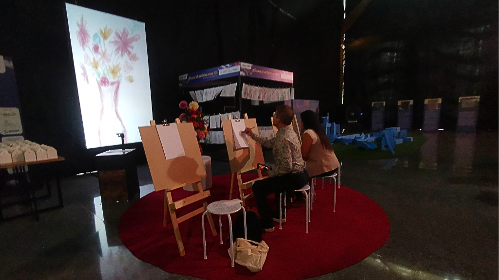 La experiencia invita a los visitantes a pintar y posteriormente contemplar sus creaciones proyectadas.