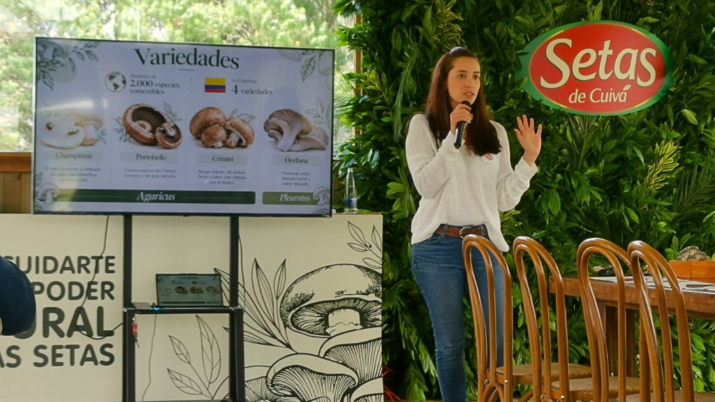 Ana María Ospina, líder de marca de Setas de Cuivá, explica las características de los hongos comestibles durante un encuentro gastronómico en Envigado.