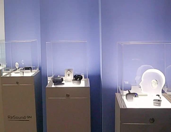 Audífonos de distintas marcas exhibidos en el Centro de Experiencia Auditiva de Clínica Orlant en Medellín.