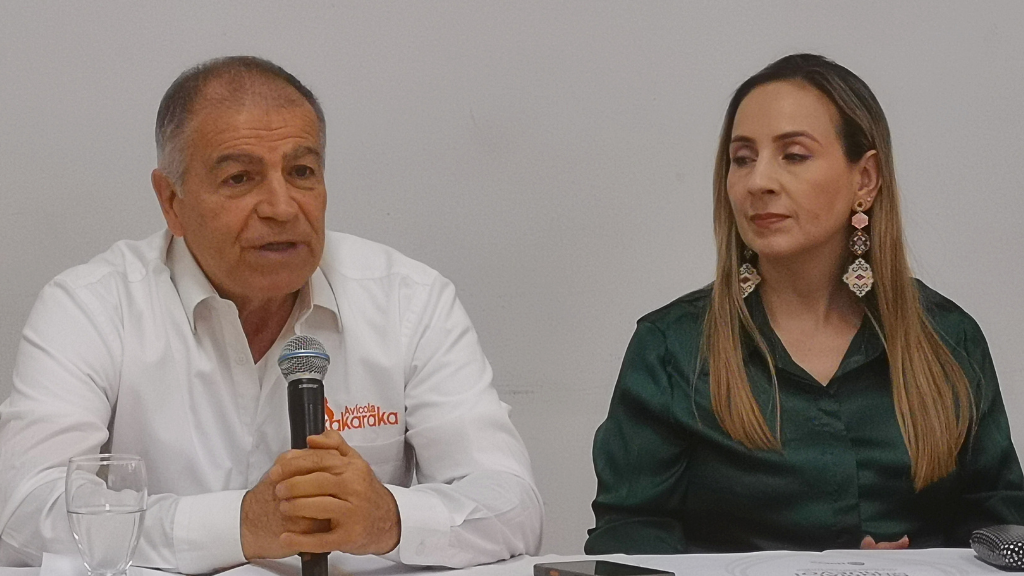Luis Fernando Uribe y Erika Montaño durante la presentación de la campaña solidaria de Fenavi a periodistas en Medellín.