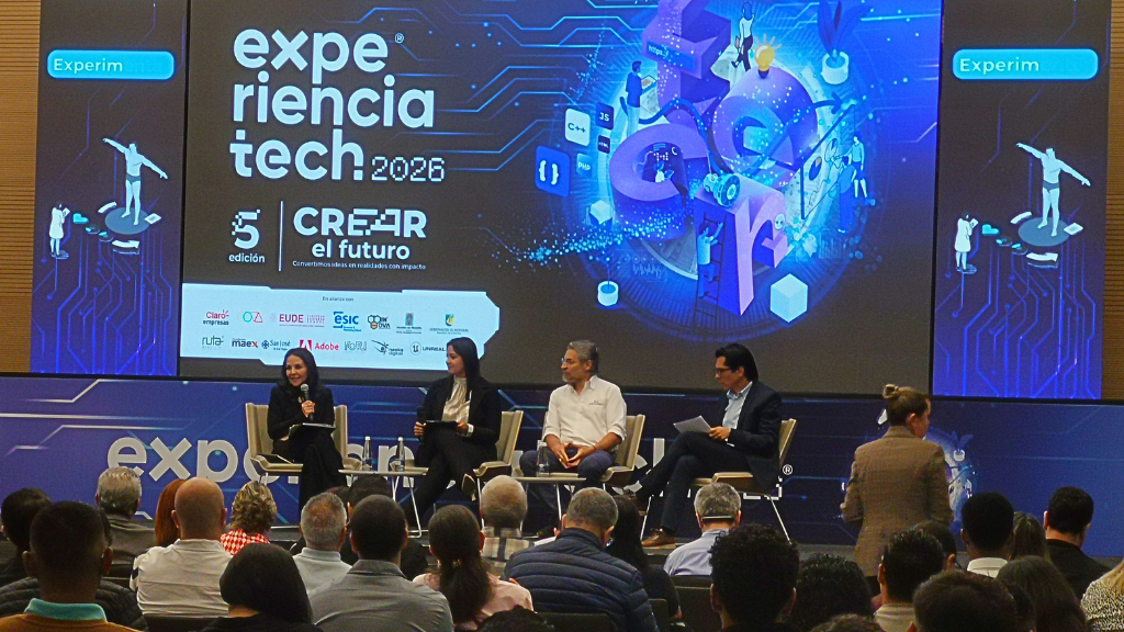Panelistas y asistentes de Experiencia Tech 2026 durante una conversación sobre innovación y transformación empresarial en Medellín.