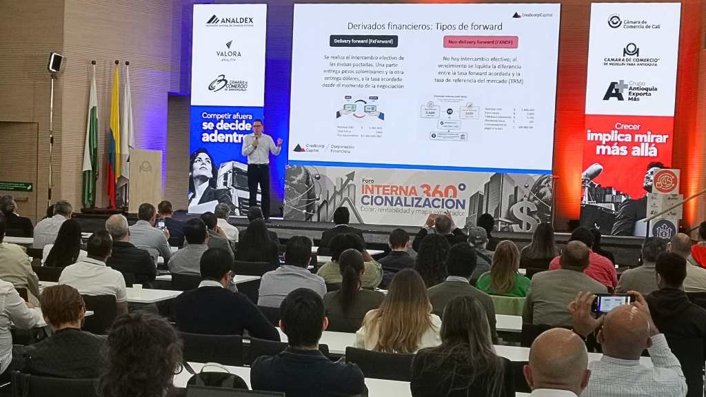 Asistentes al Foro Internacionalización 360° en la Cámara de Comercio de Medellín para Antioquia.
