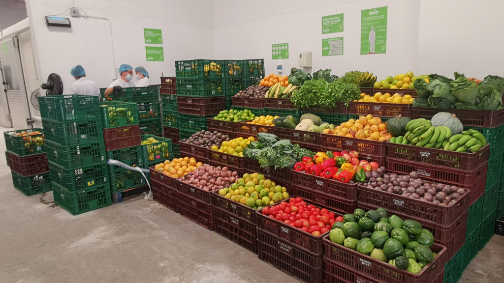 Frutas y verduras almacenadas en canastillas en la sede de Fundación Saciar en Medellín.