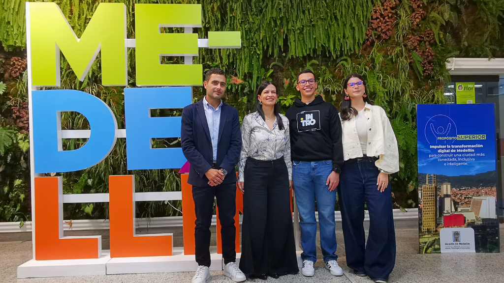 Tomás Ríos, María Fernanda Galeano, José Manuel Orjuela y Ana Sofía Herazo durante la presentación de INTRO 2.0 en Medellín.