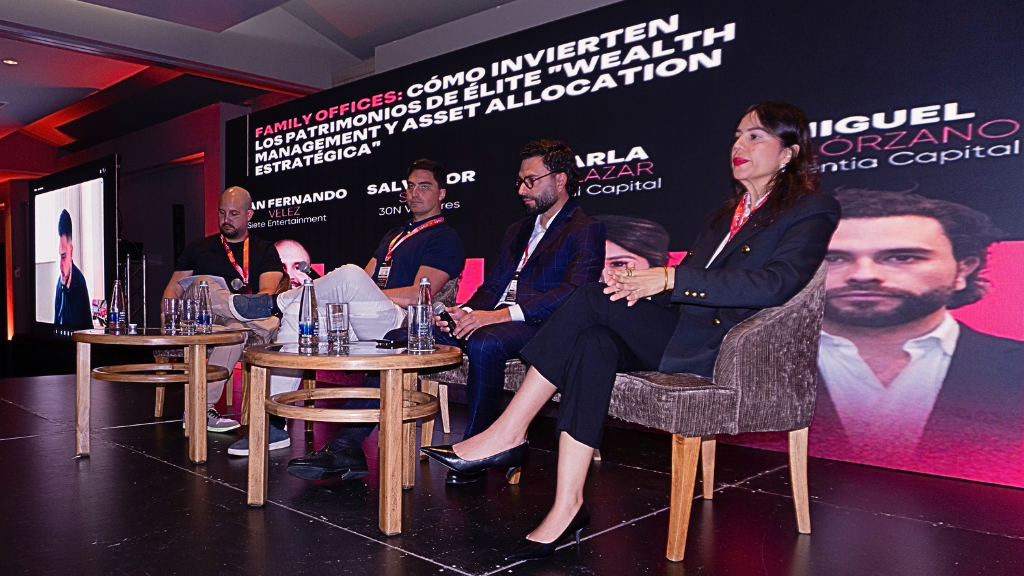 Panel de LinkU Capital Summit 2026 sobre inversión y gestión de capital en Medellín