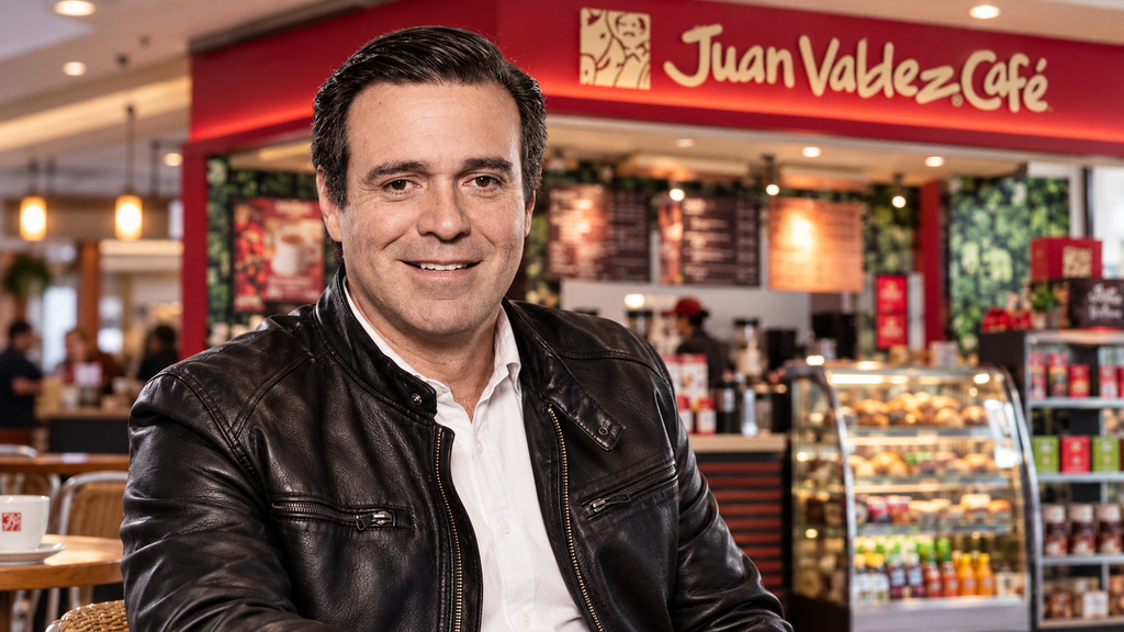 Luis Guillermo Quintero, nuevo gerente general de Juan Valdez, en montaje editorial con una tienda de la marca.