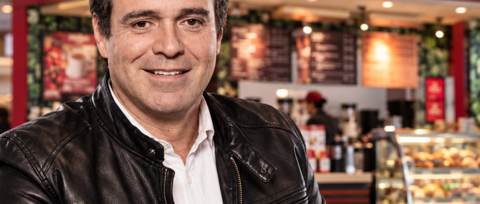Luis Guillermo Quintero, nuevo gerente general de Juan Valdez, en montaje editorial con una tienda de la marca.