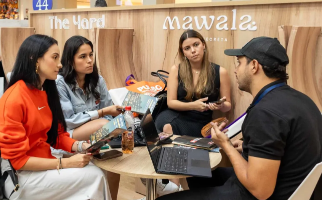 Visitantes reciben asesoría sobre proyectos inmobiliarios en el Salón del Inmueble de Camacol Antioquia en Medellín.