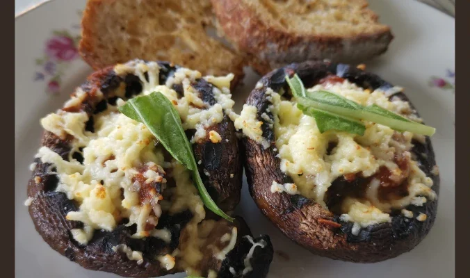 Montaje con portobellos rellenos, variedades de setas exhibidas y carne sobre risotto con portobello en el restaurante Volver, de Envigado