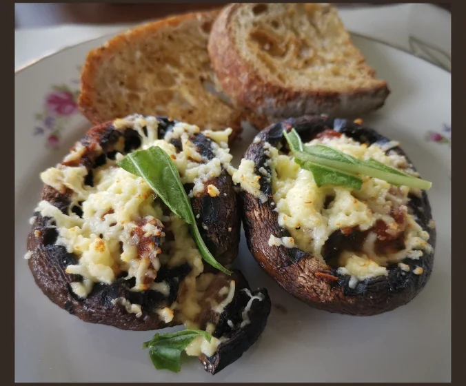Montaje con portobellos rellenos, variedades de setas exhibidas y carne sobre risotto con portobello en el restaurante Volver, de Envigado